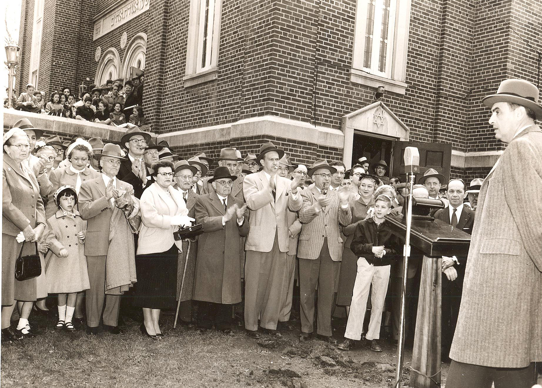 Agudas Achim new wing groundbreaking 1955