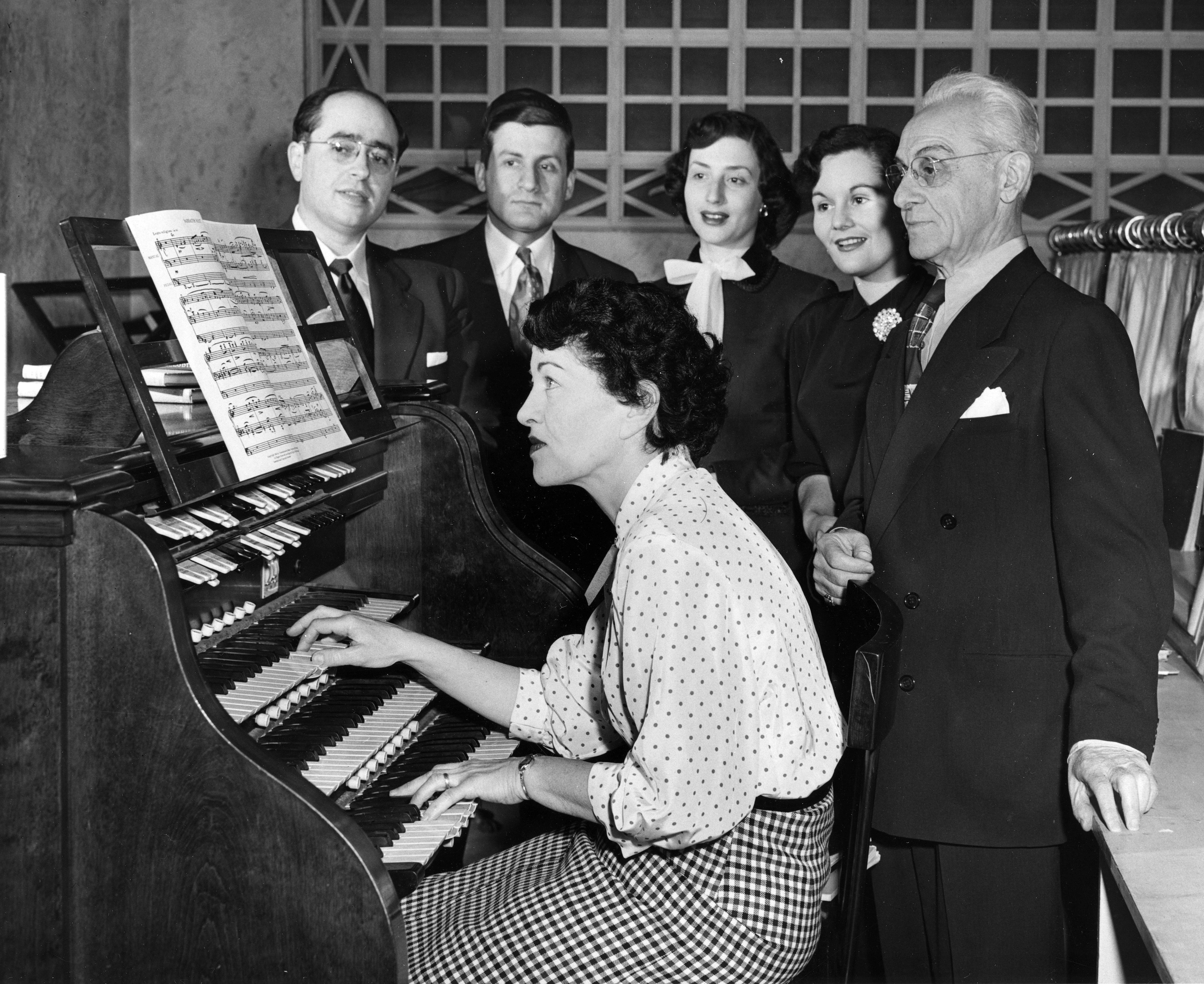 emanuel_cantorrehearsal_1940s